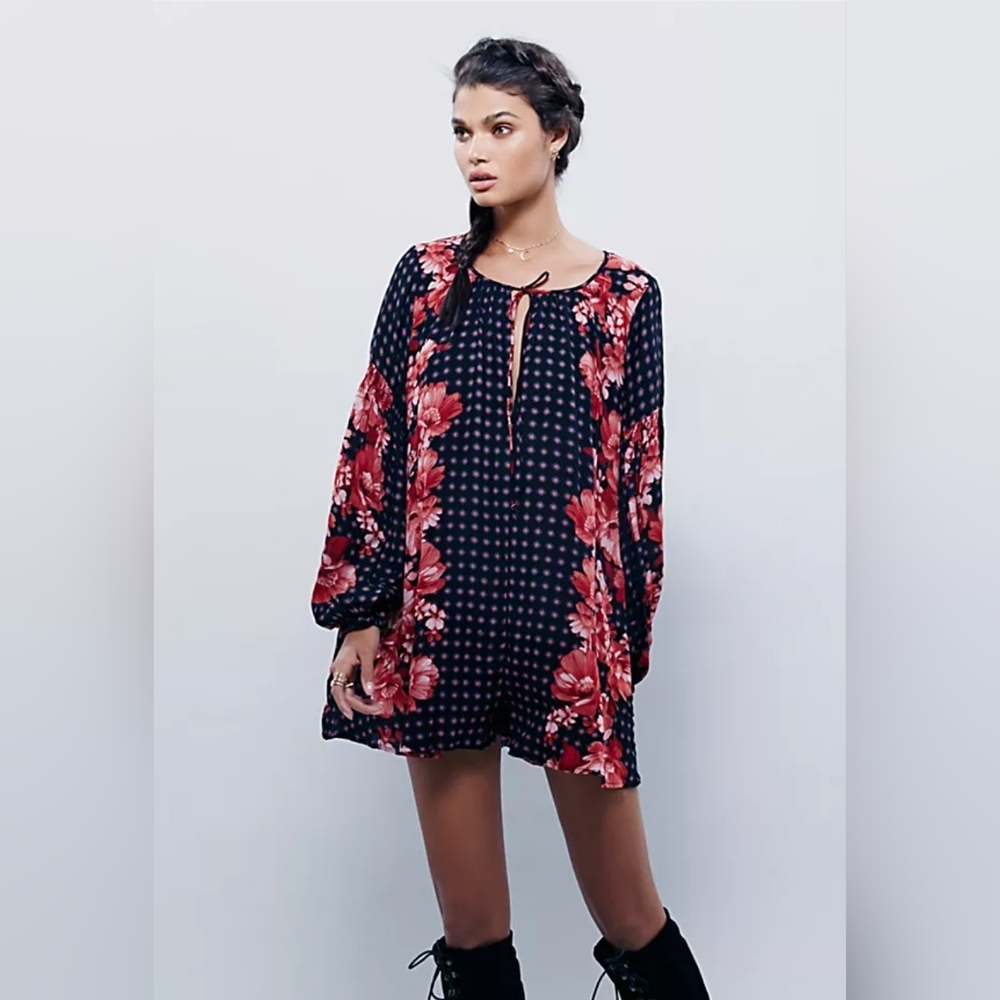 Free People Long Sleeve flouncy, Sort Romper. Floral geometric pattern, size S/P